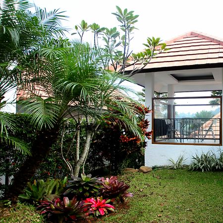 Kencana Villa Dago Бандунг Экстерьер фото